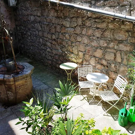 Old Town Garden Apartman *