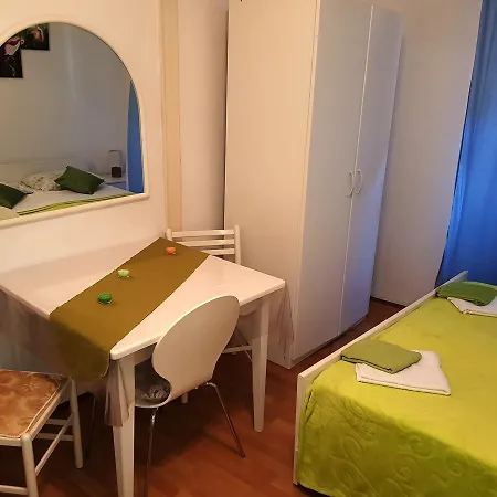 Old Town Garden Apartman *