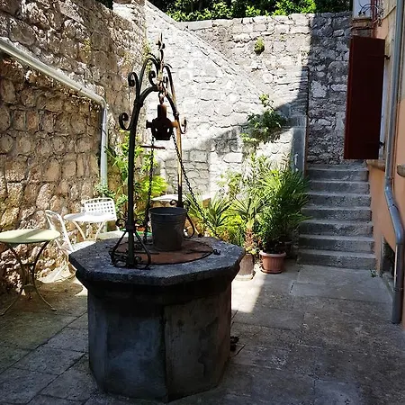 Old Town Garden Apartman